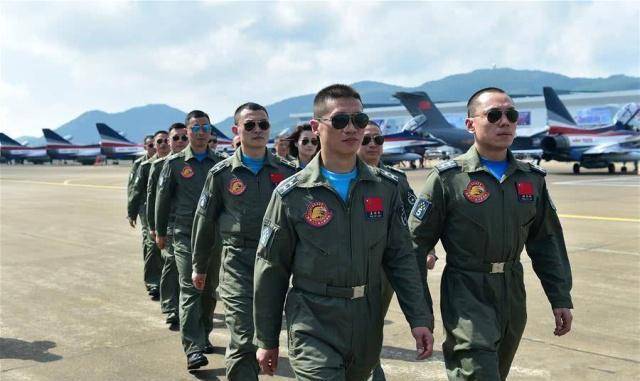 若飞行员在工作中受了伤留下了伤疤还能继续任职吗？